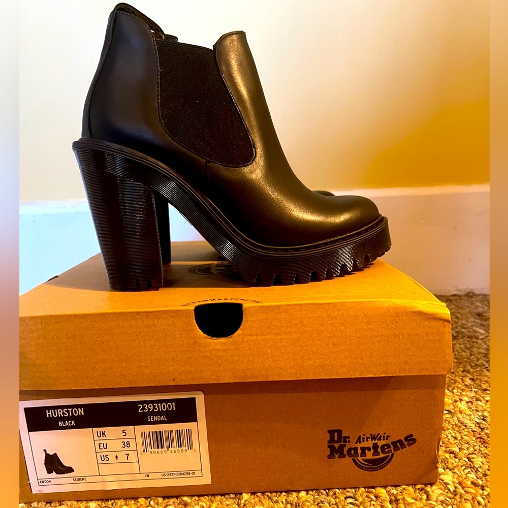 New Dr Martens! Beautiful condition and worn only a few times.